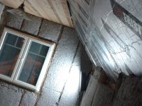 Seinissä "hengittävää" eristettä vinoosassa vähemmän "hengittävää".